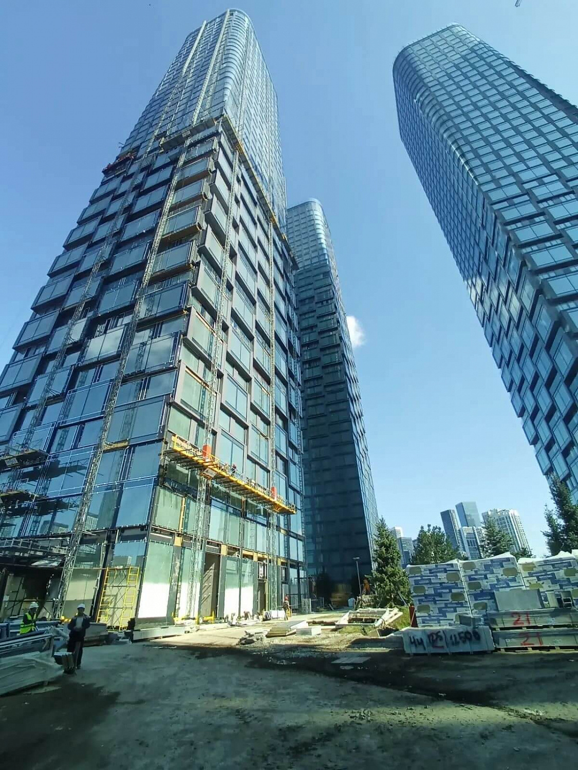 Продолжаем оснащение ЖК «River Park Кутузовский»: очередная поставка мачтовых фасадных платформ